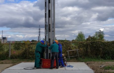Installation of well completion equipment for hydraulic groundwater protection