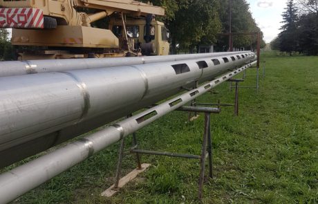 Installation of well completion equipment for hydraulic groundwater protection